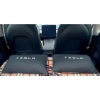 Tesla tyyny musta-valkoinen